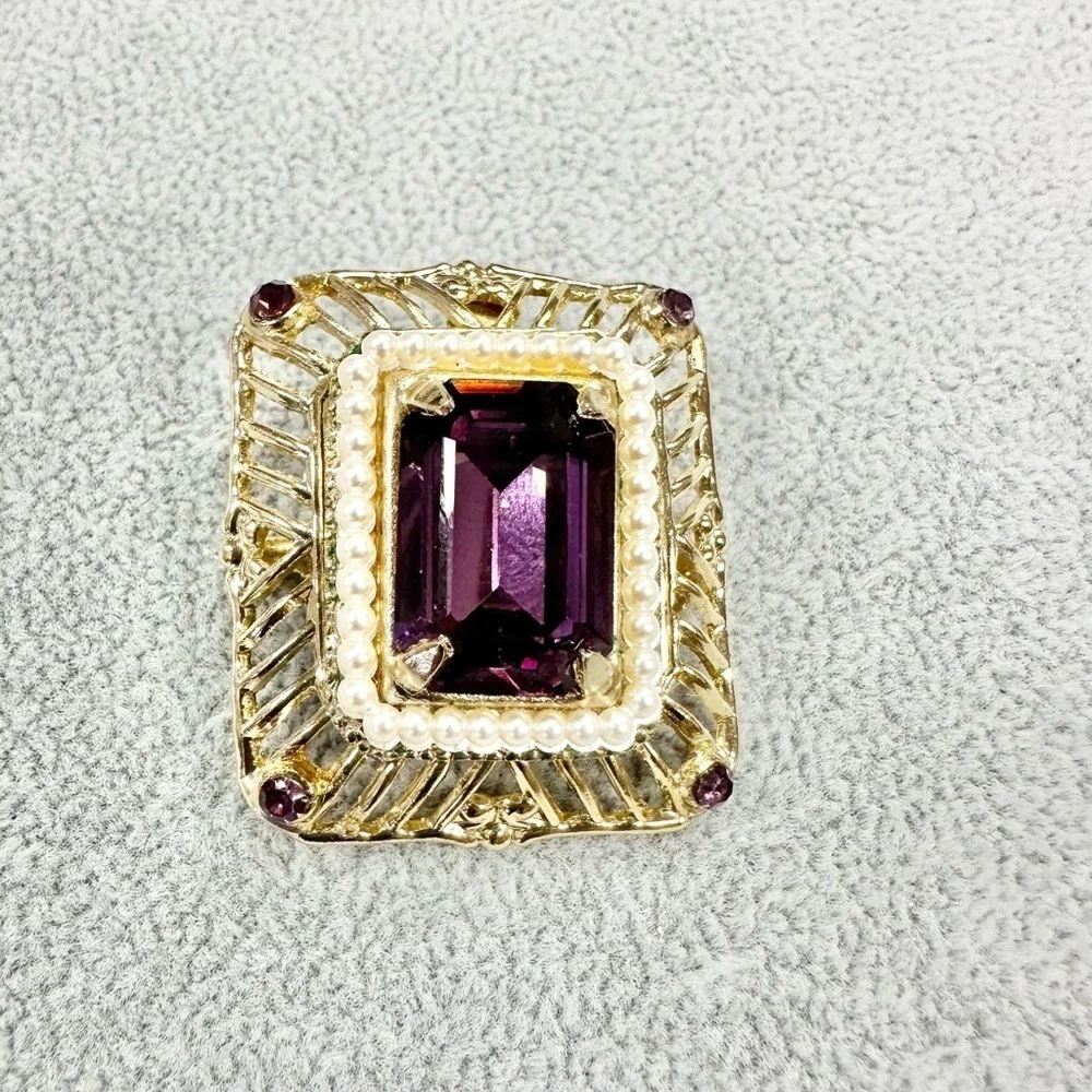 Vintage Coro Gold Tone Faceted Purple Glass Rhinestone Faux Pearl Brooch Pendant